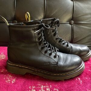 Little Kids Black Genuine Leather 8 hole Dr Martens boots size 2